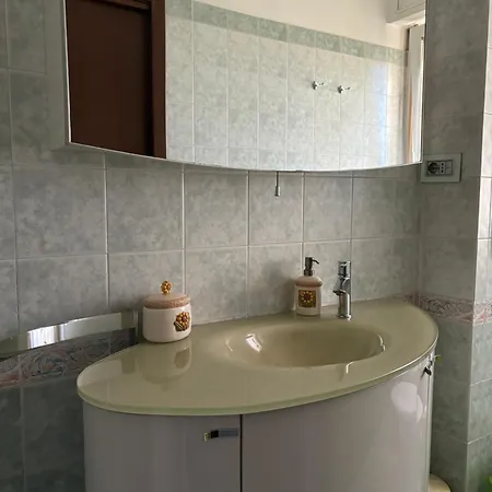 Grelly's House - In - 50 Meters From The Metro